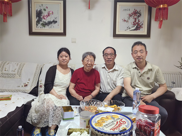 慰问离退休职工马翠英.jpg