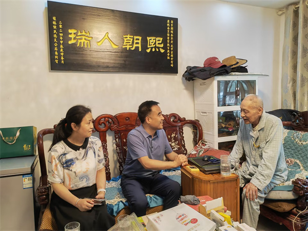 慰问离退休职工侯芸.jpg
