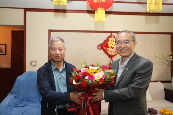 纪委书记陈红慰问退休教师郭康权.jpg
