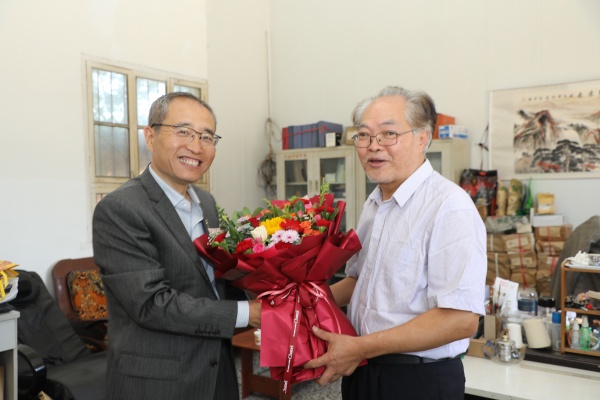 纪委书记陈红慰问退休教师李梦楼.JPG