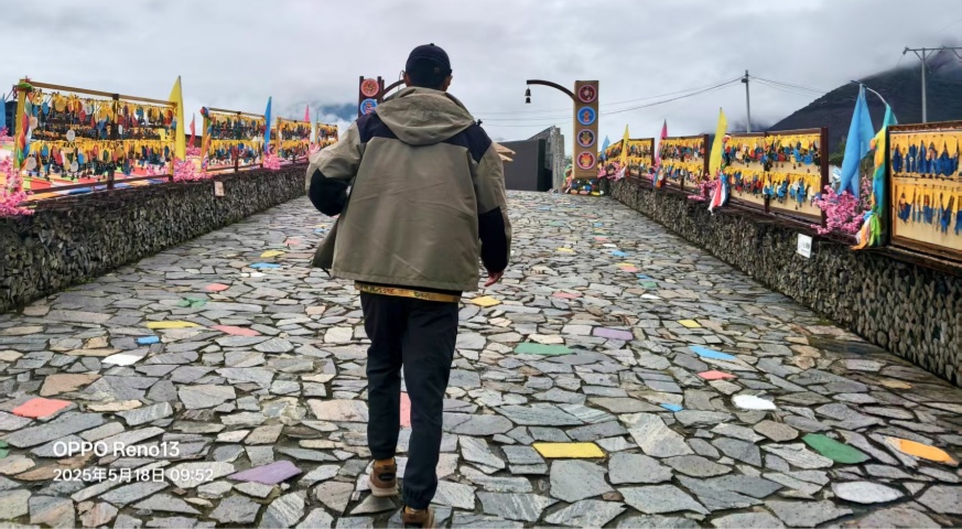 摄影三等奖 作者张佩琴 作品名称背影_副本.jpg