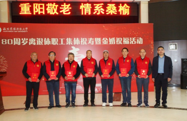 4 孙军同志为志愿者服务队队长颁发聘书并合影_副本.jpg