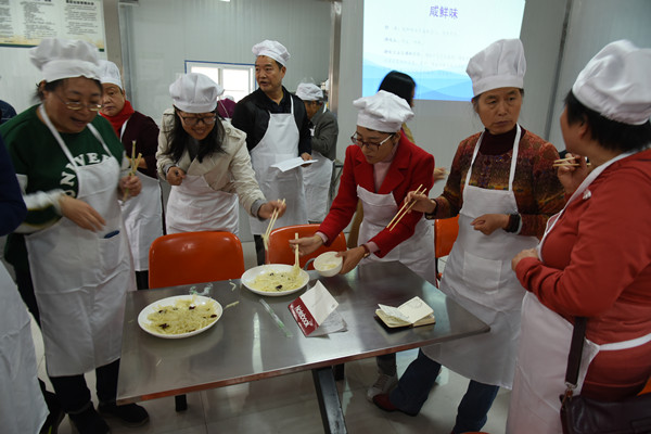 离退休工作处与后勤服务中心联合开办老年大学烹饪班