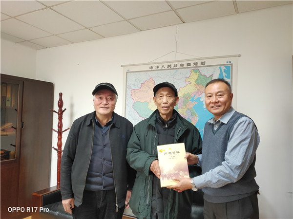 校工会接受赠书.jpg