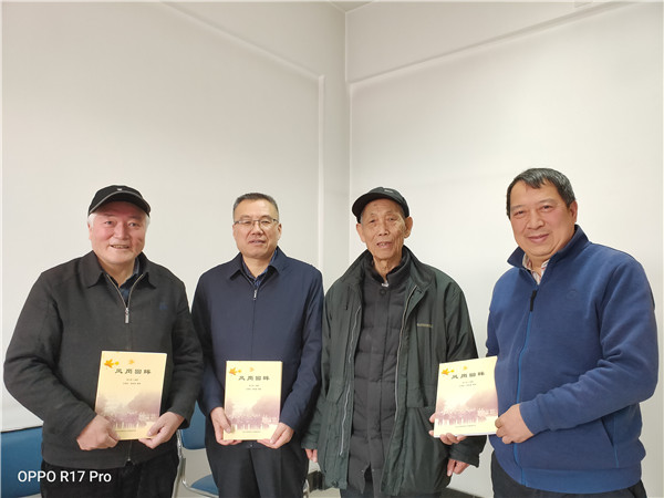 接受赠书.jpg