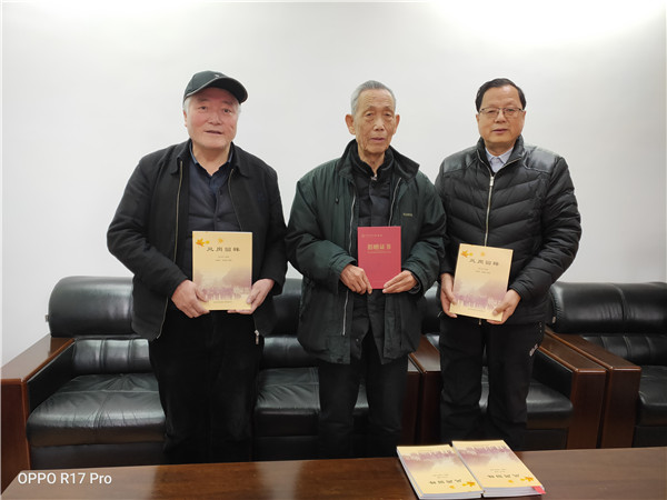 图书馆接受赠书.jpg