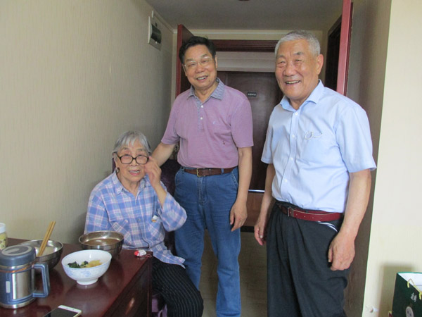 慰问王淑芝（左一）.JPG
