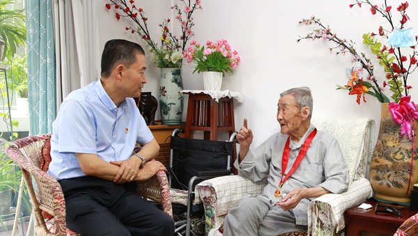 李兴旺书记向毛绳绪教授颁发光荣在党50年纪念章并与他交谈.jpg